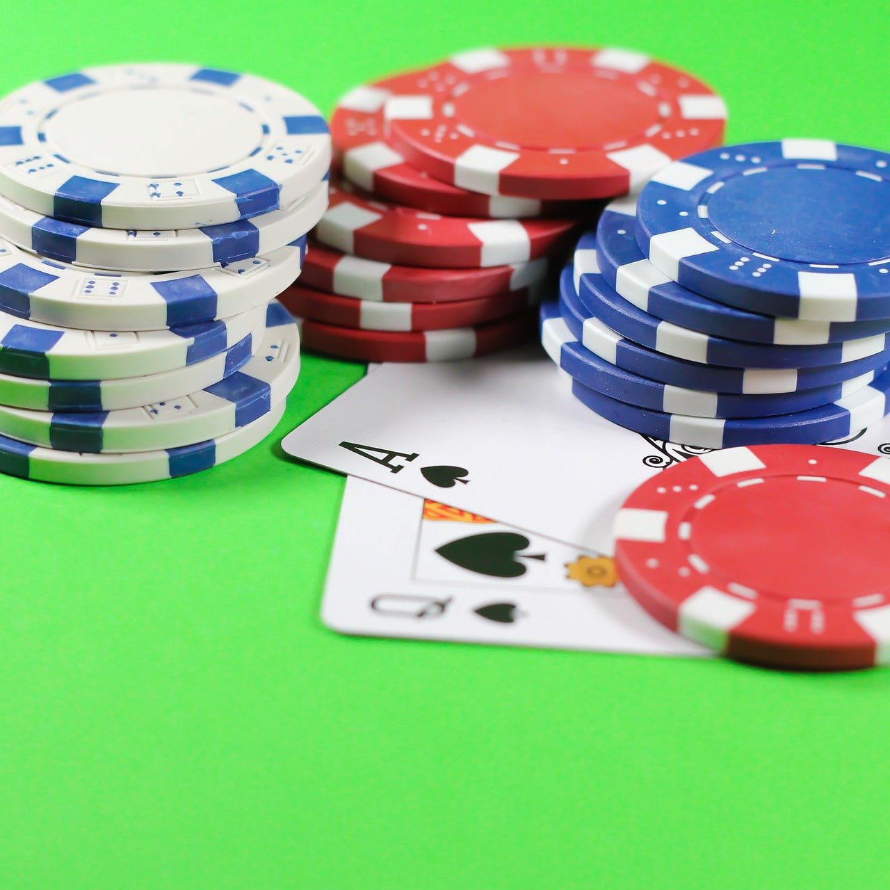 b8ny myanmar online gaming platform ကစားသူများ smartphone ဖြင့် slots casino ကစားနေသောပုံ